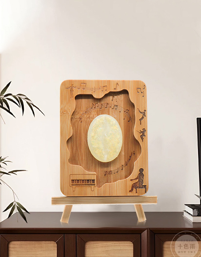 Vyřezávaná dřevěná lampa